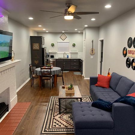 Rock & Roll House, Fiber Internet, Roku Tv, Washer & Dryer, By Dt Chickasha & Leg Lamp! المظهر الخارجي الصورة