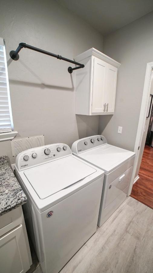 Rock & Roll House, Fiber Internet, Roku Tv, Washer & Dryer, By Dt Chickasha & Leg Lamp! المظهر الخارجي الصورة