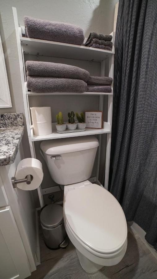 Rock & Roll House, Fiber Internet, Roku Tv, Washer & Dryer, By Dt Chickasha & Leg Lamp! المظهر الخارجي الصورة