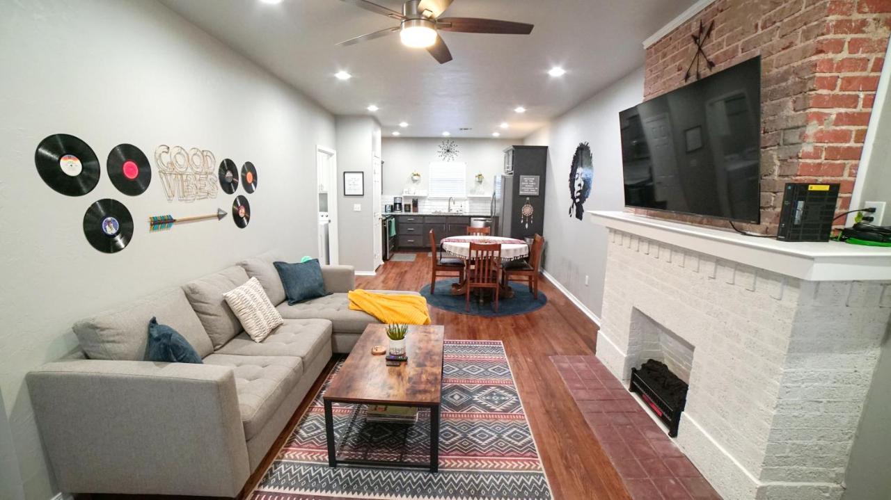 Rock & Roll House, Fiber Internet, Roku Tv, Washer & Dryer, By Dt Chickasha & Leg Lamp! المظهر الخارجي الصورة