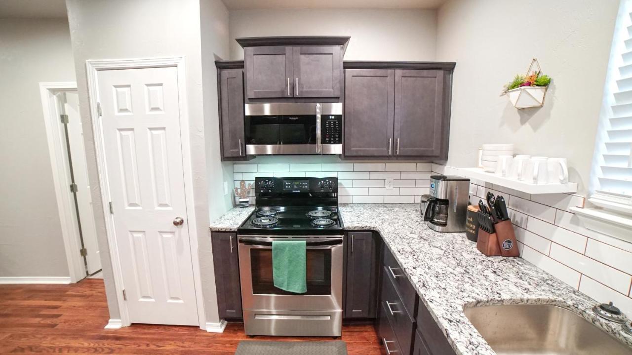 Rock & Roll House, Fiber Internet, Roku Tv, Washer & Dryer, By Dt Chickasha & Leg Lamp! المظهر الخارجي الصورة