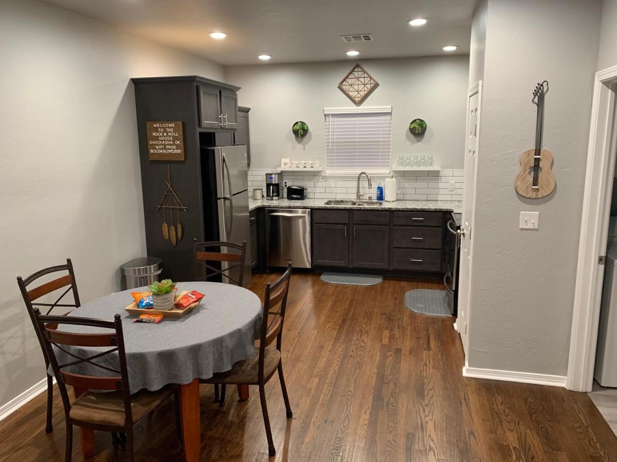 Rock & Roll House, Fiber Internet, Roku Tv, Washer & Dryer, By Dt Chickasha & Leg Lamp! المظهر الخارجي الصورة
