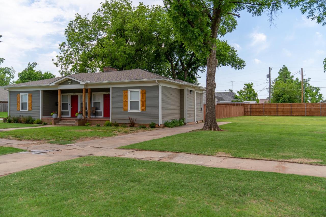 Rock & Roll House, Fiber Internet, Roku Tv, Washer & Dryer, By Dt Chickasha & Leg Lamp! المظهر الخارجي الصورة